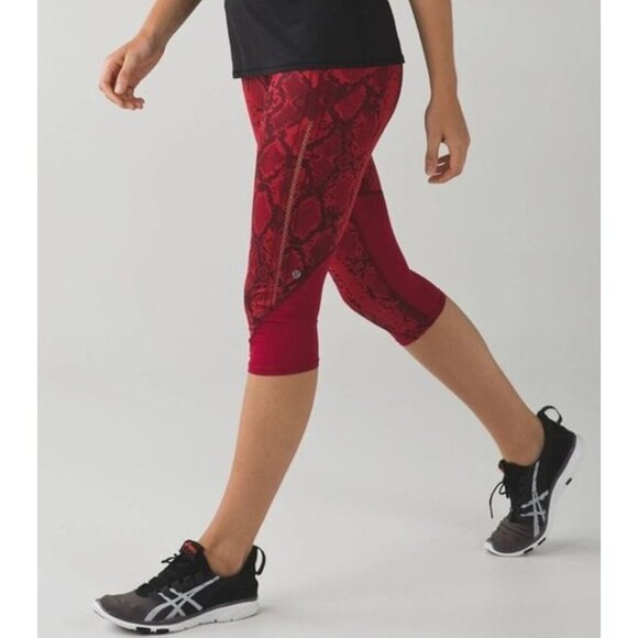 Women's - Lululemon Vent It Out Red Snakeskin Print Crop Leggings - Picture 1 of 7